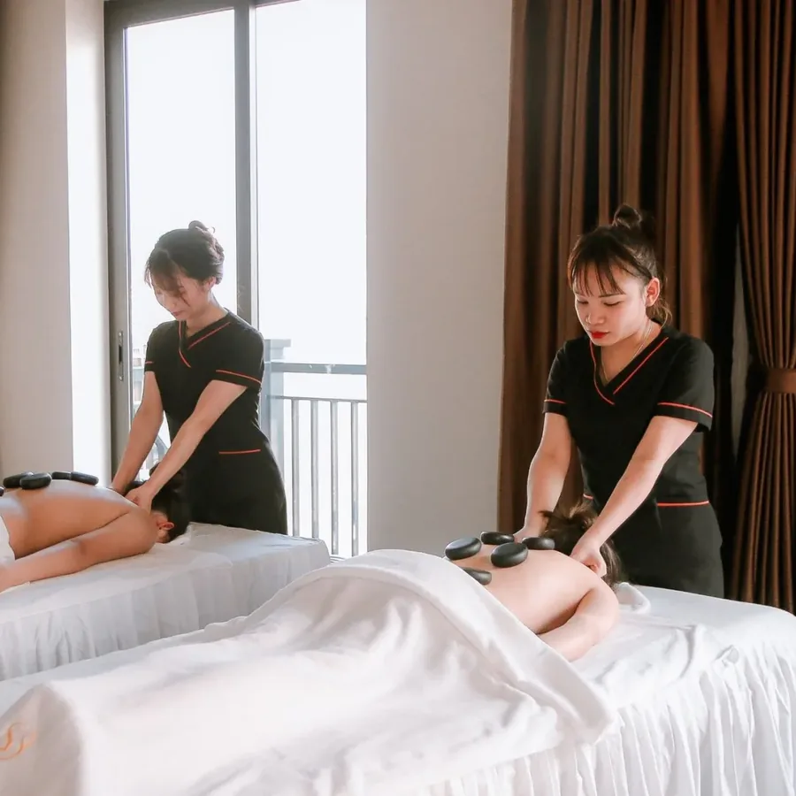 Khách đang được đắp mặt nạ